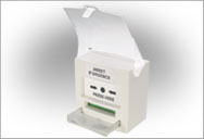 白色緊急出口開關CP-32:無需電源即可使用,內部的switch開關(N.O./N.C.),當外層玻璃被打破時,內部的switch開關就由N.C.接點切換至N.O.。控制電鎖或是啟動保全系統。外部有一防護蓋,防止誤觸 。
